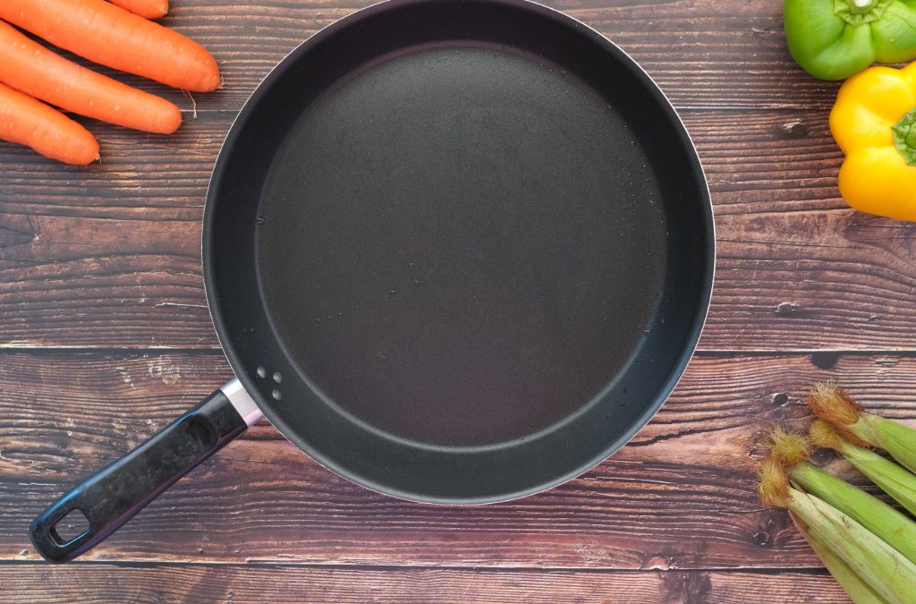 Patelnie w kuchni – teflonowa, ceramiczna, czy wok? Wady i zalety popularnych opcji
